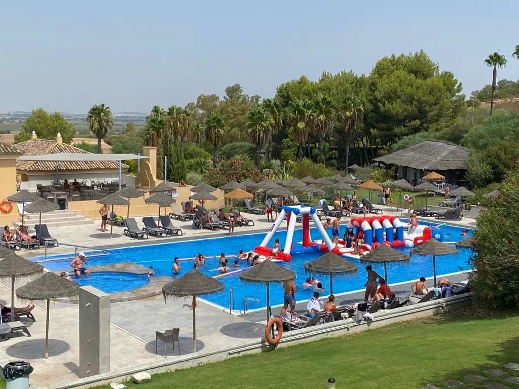...Menuda ola de calor!!! 🥵🥵🥵
Y que mejor que darse un buen chapuzón y disfrutar en nuestro pequeño parque acuático!! 
Hoy estamos en el hotel Barceló Montecastillo!!!
#maravilladesitio #resfrescate #piscina #diversion #oladecalor