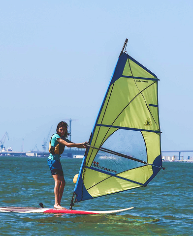 Niño haciendo windsurf en Actiba Mar Aventura